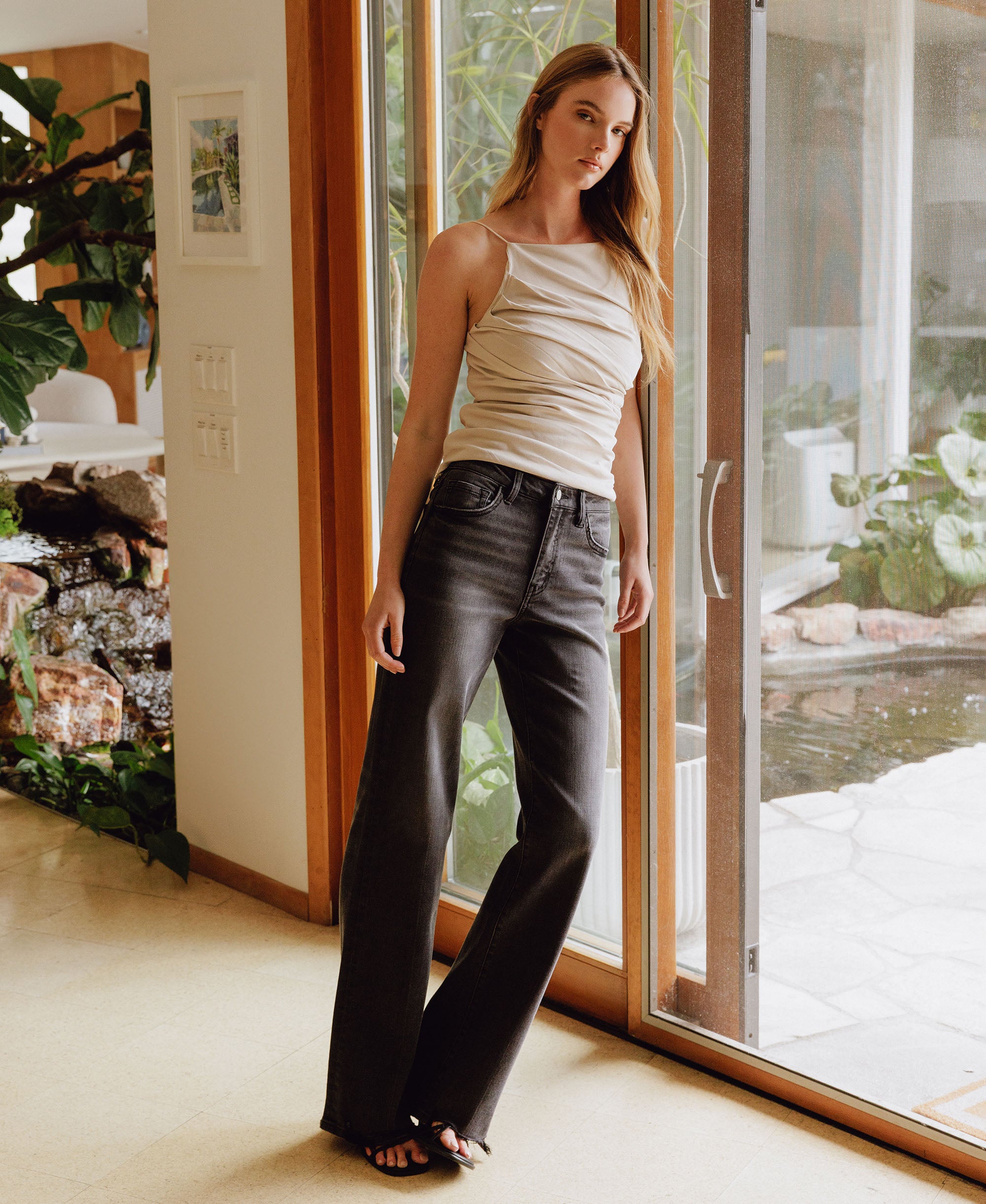 送料関税込【VERSACE】High-rise barrel-leg jeans VERSACE High-rise barrel-leg jeans | NET-A-PORTER