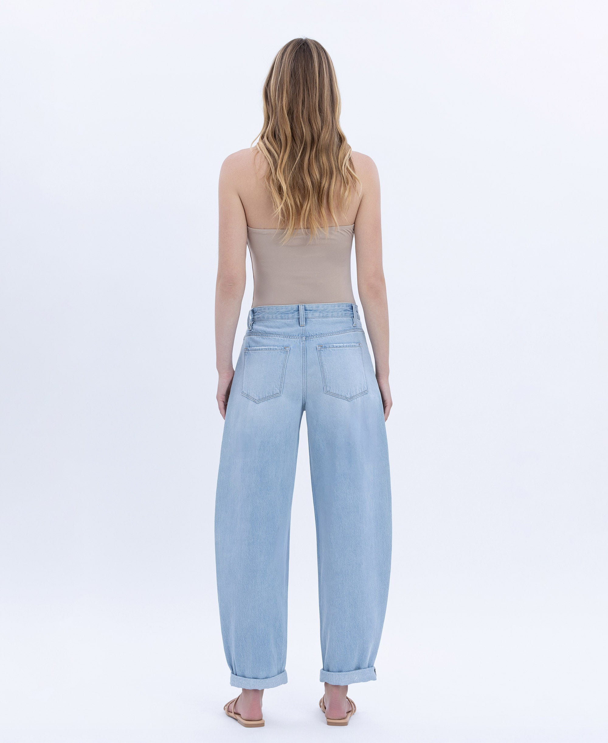 送料関税込【VERSACE】High-rise barrel-leg jeans VERSACE High-rise barrel-leg jeans | NET-A-PORTER